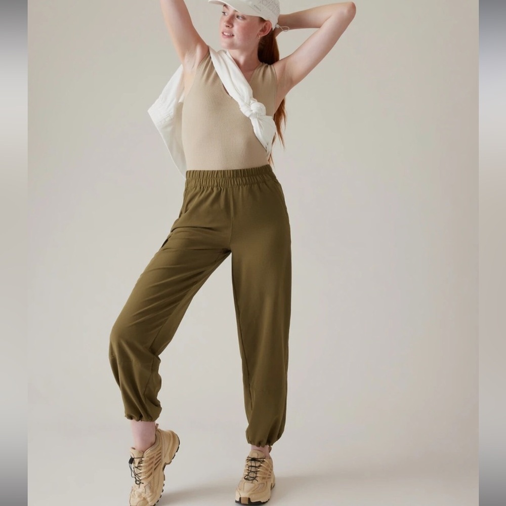 Athleta Boundless Cargo Pants Womens Medium Olive Green Hiking Pants Joggers B12